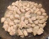 Selymes paradicsomos-gombás csirkeragu recept fázis 2 fotója
