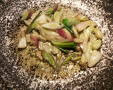 Foto del paso 4 de la receta: Revuelto de champiñones, con cebolletas y ajos