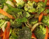 Foto del paso 3 de la receta: Verduras salteadas, salmón y arroz trufado
