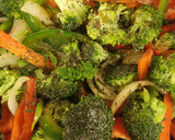 Foto del paso 3 de la receta: Verduras salteadas, salmón y arroz trufado