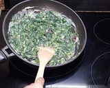 Foto del paso 4 de la receta Espinacas con salsa bechamel pasas y piñones