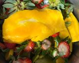 Une image de l'étape 1 de Sirop d’épluchures de mangue et de queues de fraises.