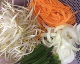 Hình bước làm 2 của món Hủ tiếu xào Thái (Pad Thai)