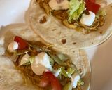A picture of step 4 of Slow cooker queso chicken tacos.