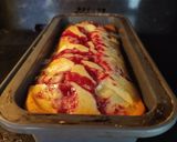 Une image de l'étape 4 de Cake au coulis de framboise et chocolat blanc.