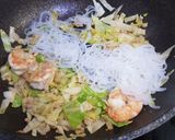 รูปขั้นตอนการทำที่ 3 ของ ยากิโซบะกุ้งหมูเส้นบุก โลว์คาร์บ