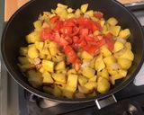 Une image de l'étape 8 de Pommes de terre sautées tomates, oignons et marinade.