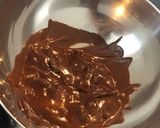 Une image de l'étape 1 de Baba au rhum dans sa coquille chocolat.