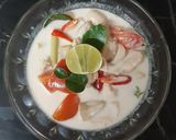 รูปขั้นตอนการทำที่ 3 ของ "ต้มข่าไก่" Chicken Coconut Soup 🐔🌶🍅🌿