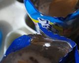 A picture of step 3 of Oreo biscuit ice cream.