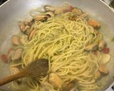 Foto del passaggio 4 della ricetta Spaghetti in padella 50 crema di cavoletti di Bruxelles cozze e radicchio rosso