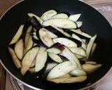 รูปขั้นตอนการทำที่ 2 ของ ผัดพริกแกงมะเขือม่วงใบโหระพา🍆🍆