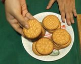 ব্রিটানিয়া বিস্কুটের পান্তুয়া (biscuiter pantua recipe in bengali) রেসিপির ধাপ 1 ছবি