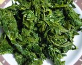 Foto langkah ke 2 dari resep Sayur Daun Singkong Bumbu Kuning.