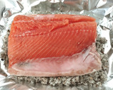 Foto del paso 4 de la receta: Salmón marinado con ginebra y enebro (Gravlax with gin)