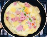 Foto del paso 4 de la receta: Omelette de Verduras, Queso, Jamón y Vienesas