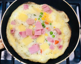 Foto del paso 4 de la receta: Omelette de Verduras, Queso, Jamón y Vienesas