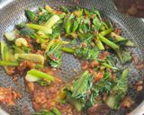 Gambar langkah 5 resipi Sawi Tumis Udang Kering.