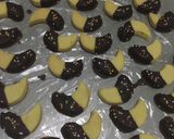 Foto langkah ke 5 dari resep Milk Chocolate Dipped Cookies.