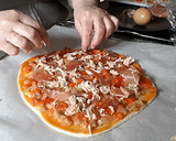 Foto del paso 13 de la receta: Coca salada con escalivada, huevo duro, atún... (con lo que prefieras)