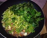 Foto langkah ke 3 dari resep Tumis bunga pepaya kangkung.