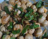 รูปขั้นตอนการทำที่ 4 ของ ผัดเผ็ดกะเพราลูกชิ้นไก่