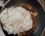 Foto del paso 5 de la receta: Fideos de arroz con pollo y mix de setas