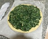 Foto del paso 7 de la receta Empanada de espinacas, piñones y pasas