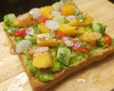 รูปขั้นตอนการทำที่ 3 ของ ขนมปังปิ้งมะม่วงกัวคาโมเล ง่าย ได้สีสัน Mango Guacamole Toast