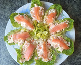 Foto del paso 4 de la receta: Barquitas de lechuga rellenas de surimi, gambas y maíz dulce