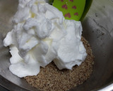 Foto del paso 2 de la receta: Tarta de yogurt griego con fresas y bizcocho de almendras
