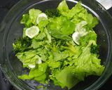 Foto del paso 3 de la receta: Ensalada verde 🥦🥒🥬🥗