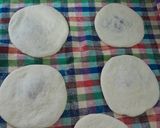 صورة لخطوة 6 من وصفة مينى خبز خمير محشي🧀🥞