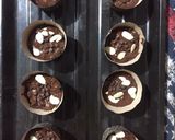 Foto langkah ke 4 dari resep Muffin Coklat Super Nyoklat | Kilat | No Mixer.