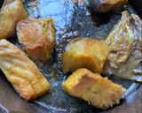 A picture of step 2 of Fish in raw mango curry.