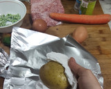 Foto del paso 2 de la receta: Patatas asadas rellenas de carne picada. 🥔🐮