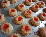 Foto langkah ke 6 dari resep Strawberry Thumbprint Chesee Cookies.