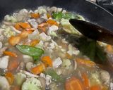 Foto langkah ke 3 dari resep Nasi Ayam Cah Jamur ala Solaria.