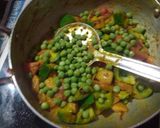 आलू शिमला मिर्च मटर की सब्जी (aloo shimla mirch matar ki sabzi recipe in Hindi) रेसिपी चरण 4 फोटो