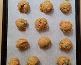 Foto del paso 3 de la receta: Cookies con confites 🌈 multicolores rellenos de chocolate 🌈