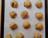 Foto del paso 3 de la receta: Cookies con confites 🌈 multicolores rellenos de chocolate 🌈