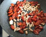 Foto del passaggio 4 della ricetta Gnocchetti di patate con pesce spada e datterini confit