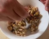 Foto del paso 6 de la receta: Alubias, ensalada, marisco en lata y jamón