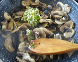 Foto del paso 3 de la receta: Salteado de garbanzos y champiñones
