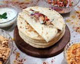 Foto del paso 9 de la receta: 🥙Shawarma de pollo en pan pita 🥙 con vegetales y dos salsas 🥙