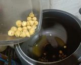 A picture of step 1 of Aloo Bari Ki Sabzi.