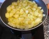 Foto del paso 2 de la receta: Tortilla de patatas rellena de jamón y queso