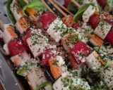 Une image de l'étape 2 de Brochettes fraîches de gambas façon méditerranéenne.