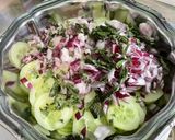 Une image de l'étape 7 de Salade de concombres et tomates au labneh, menthe et feta.