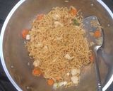 Foto langkah ke 3 dari resep Mie Goreng Saos Tiram.
